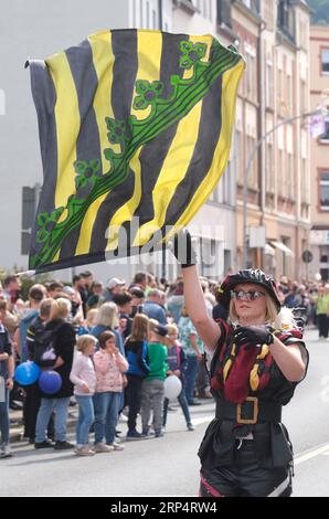 Aue Bad Schlema, Deutschland. September 2023. Während der Sächsischen Tagesparade zieht ein Fahnenschwinger durch die Innenstadt. Das größte Volksfest Sachsens findet traditionell am ersten Septemberwochenende statt. Quelle: Sebastian Willnow/dpa/Alamy Live News Stockfoto