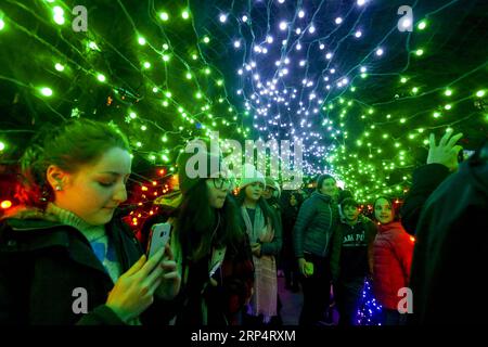 (181117) -- VANCOUVER, 17. November 2018 -- People Genießen Sie die Lichter der Hoffnung in Vancouver, Kanada, 16. November 2018. Lichter der Hoffnung ist eine der größten jährlichen Spendenaktionen mit den riesigen Weihnachtslichtern auf St. Pauls Hospital in der Innenstadt von Vancouver. ) (Zxj) KANADA-VANCOUVER-LICHTER DER HOFFNUNG-ANZEIGE Liangxsen PUBLICATIONxNOTxINxCHN Stockfoto