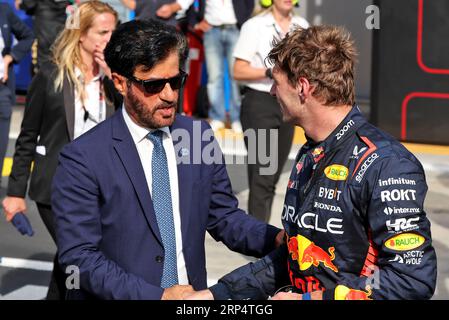 Monza, Italien. September 2023. Rennsieger Max Verstappen (NLD) Red Bull Racing im parc ferme mit Mohammed bin Sulayem (VAE) FIA-Präsident. 03.09.2023. Formel-1-Weltmeisterschaft, Rd 15, Grand Prix Von Italien, Monza, Italien, Wettkampftag. Auf dem Foto sollte Folgendes stehen: XPB/Press Association Images. Quelle: XPB Images Ltd/Alamy Live News Stockfoto