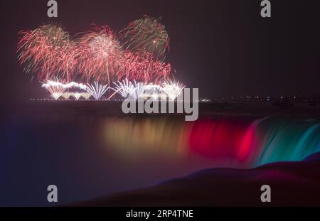 (181118) -- TORONTO, 18. November 2018 -- das Team Finland zeigt sein Feuerwerk über den Niagarafällen während des Internationalen Feuerwerkskasaden-Wettbewerbs 2018 in Niagarafällen, Ontario, Kanada, 16. November 2018. Mit Präsentationen von Team China, Finnland und Brasilien präsentierte der erste internationale Feuerwerkskaskaden-Wettbewerb drei Wochenendabende im November, um 18-minütige pyrotechnische Shows zu präsentieren, die mit Musik synchronisiert waren. ) (lrz) CANADA-ONTARIO-NIAGARA FALLS-FIREWORKS ZouxZheng PUBLICATIONxNOTxINxCHN Stockfoto