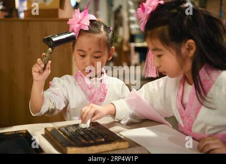 (181118) -- SHENYANG, 18. November 2018 -- Grundschüler erleben die Prozesse des beweglichen Druckens in Shenyang, Hauptstadt der nordöstlichen Provinz Liaoning, 18. November 2018. ) (Zyd) CHINA-SHENYANG-MOVABLE-TYPE PRINTING (CN) LongxLei PUBLICATIONxNOTxINxCHN Stockfoto