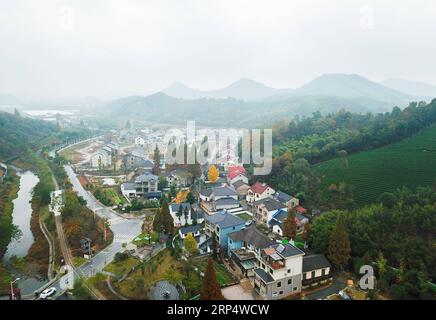 (181118) -- ANJI, 18. November 2018 -- Luftaufnahme vom 16. November 2018 zeigt die Landschaft des Dorfes Lujia im Kreis Anji in der ostchinesischen Provinz Zhejiang. Lujia Village liegt in der Bergregion im Nordosten von Anji. Das Dorf hat eine Bevölkerung von über 2.200 und etwa 533 Hektar Bambuswälder. Um ein wunderschönes Dorf zu bauen und das Leben der Dorfbewohner zu verbessern, hat Lujia in den letzten Jahren einen umfassenden Plan für die ländliche, industrielle und touristische Entwicklung umgesetzt. Das Einkommen der kollektiven Wirtschaft des Dorfes stieg von 18.000 Yuan (etwa 2.500 US-Dollar) im Jahr 2011 auf 3,3 Millionen Stockfoto