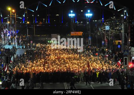 (181118) -- RIGA, 18. November 2018 -- während der hundertjährigen Unabhängigkeitsfeier Lettlands am 18. November 2018 in Riga, Lettland, nehmen Menschen an einer Fackelprozession Teil. Lettland feierte seinen 100. Unabhängigkeitstag am Sonntag mit Konzerten, Gottesdiensten, einer Militärparade und zahlreichen anderen Festveranstaltungen nicht nur in der Hauptstadt Riga, sondern im ganzen Land. Die Veranstaltungen wurden anlässlich des hundertsten Jahrestages der Proklamation der Republik Lettland am 18. November 1918 abgehalten. ) LETTLAND-RIGA-UNABHÄNGIGKEIT-100. JUBILÄUMSFEIER JANIS PUBLICATIONXNOTXINXCHN Stockfoto