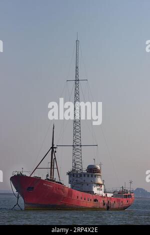 MV, Ross Revenge, Heimat des Piratenradiosenders Radio Caroline, der in der Blackwater Estuary in Essex ankerte. Stockfoto