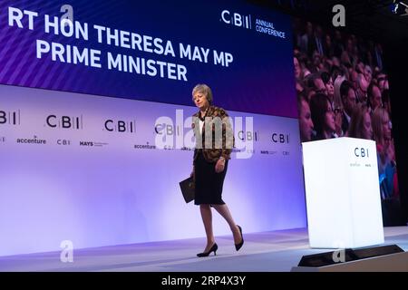 (181119) -- LONDON, 19. November 2018 -- die britische Premierministerin Theresa May geht nach einer Grundsatzrede auf der Jahreskonferenz des Confederation of British Industry (CBI) in London, Großbritannien, am 19. November 2018. Theresa May verpflichtete am Montag britische Wirtschaftsführer, ihr viel kritisiertes Brexit-Abkommen zu unterstützen und bestand darauf, dass sie den Entwurf des Scheidungsabkommens zwischen London und Brüssel nicht ändern werde. GROSSBRITANNIEN-LONDON-CBI-KONFERENZ-THERESA MAY RAYXTANG PUBLICATIONXNOTXINXCHN Stockfoto