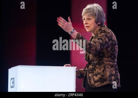 (181119) -- LONDON, 19. November 2018 -- die britische Premierministerin Theresa May hält eine Grundsatzrede auf der Jahreskonferenz des Confederation of British Industry (CBI) in London, Großbritannien, am 19. November 2018. Theresa May verpflichtete am Montag britische Wirtschaftsführer, ihr viel kritisiertes Brexit-Abkommen zu unterstützen und bestand darauf, dass sie den Entwurf des Scheidungsabkommens zwischen London und Brüssel nicht ändern werde. GROSSBRITANNIEN-LONDON-CBI-KONFERENZ-THERESA MAY RAYXTANG PUBLICATIONXNOTXINXCHN Stockfoto