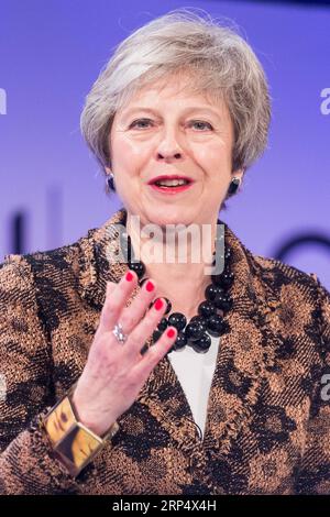 (181119) -- LONDON, 19. November 2018 -- die britische Premierministerin Theresa May hält eine Grundsatzrede auf der Jahreskonferenz des Confederation of British Industry (CBI) in London, Großbritannien, am 19. November 2018. Theresa May verpflichtete am Montag britische Wirtschaftsführer, ihr viel kritisiertes Brexit-Abkommen zu unterstützen und bestand darauf, dass sie den Entwurf des Scheidungsabkommens zwischen London und Brüssel nicht ändern werde. GROSSBRITANNIEN-LONDON-CBI-KONFERENZ-THERESA MAY RAYXTANG PUBLICATIONXNOTXINXCHN Stockfoto