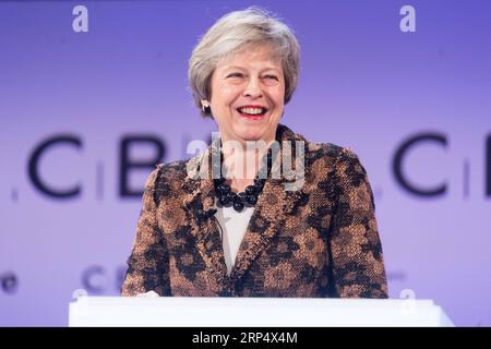 (181119) -- LONDON, 19. November 2018 -- die britische Premierministerin Theresa May hält eine Grundsatzrede auf der Jahreskonferenz des Confederation of British Industry (CBI) in London, Großbritannien, am 19. November 2018. Theresa May verpflichtete am Montag britische Wirtschaftsführer, ihr viel kritisiertes Brexit-Abkommen zu unterstützen und bestand darauf, dass sie den Entwurf des Scheidungsabkommens zwischen London und Brüssel nicht ändern werde. GROSSBRITANNIEN-LONDON-CBI-KONFERENZ-THERESA MAY RAYXTANG PUBLICATIONXNOTXINXCHN Stockfoto