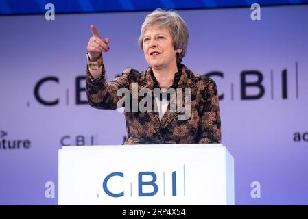 (181119) -- LONDON, 19. November 2018 -- die britische Premierministerin Theresa May hält eine Grundsatzrede auf der Jahreskonferenz des Confederation of British Industry (CBI) in London, Großbritannien, am 19. November 2018. Theresa May verpflichtete am Montag britische Wirtschaftsführer, ihr viel kritisiertes Brexit-Abkommen zu unterstützen und bestand darauf, dass sie den Entwurf des Scheidungsabkommens zwischen London und Brüssel nicht ändern werde. GROSSBRITANNIEN-LONDON-CBI-KONFERENZ-THERESA MAY RAYXTANG PUBLICATIONXNOTXINXCHN Stockfoto