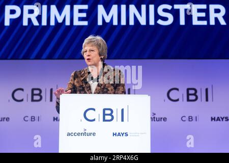 (181119) -- LONDON, 19. November 2018 -- die britische Premierministerin Theresa May hält eine Grundsatzrede auf der Jahreskonferenz des Confederation of British Industry (CBI) in London, Großbritannien, am 19. November 2018. Theresa May verpflichtete am Montag britische Wirtschaftsführer, ihr viel kritisiertes Brexit-Abkommen zu unterstützen und bestand darauf, dass sie den Entwurf des Scheidungsabkommens zwischen London und Brüssel nicht ändern werde. GROSSBRITANNIEN-LONDON-CBI-KONFERENZ-THERESA MAY RAYXTANG PUBLICATIONXNOTXINXCHN Stockfoto