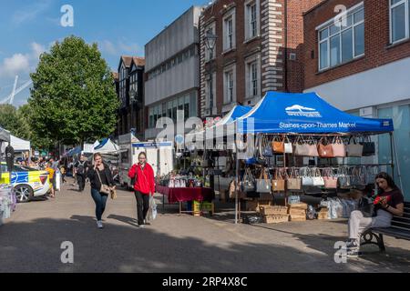 Straßenmarkt im Freien im Stadtzentrum von Staines-upon-Thames, Surrey, England, Großbritannien, mit Einkaufsmöglichkeiten Stockfoto