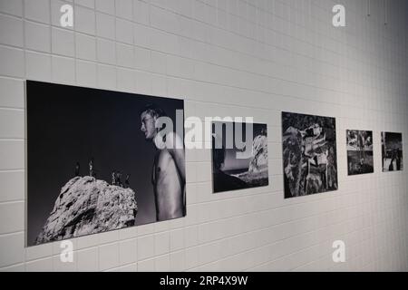 (181119) -- WASHINGTON, 19. November 2018 -- Foto aufgenommen am 19. November 2018 zeigt Fotografien, die auf der World Press Photo Exhibition 2018 im Dupont Underground in Washington D.C., USA, ausgestellt sind. Die Ausstellung, die vom 27. Oktober bis zum 25. November stattfindet, zeigt die Gewinner des 61. Jährlichen World Press Photo Contest, der über 70.000 Fotos von 4.548 Fotografen erhielt. ) US-WASHINGTON D.C.-WORLD PRESSEFOTOAUSSTELLUNG LIUXJIE PUBLICATIONXNOTXINXCHN Stockfoto