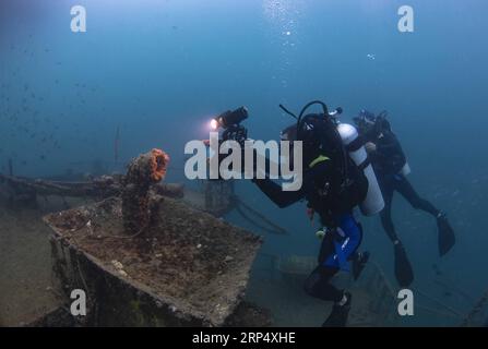 (181120) -- LINGSHUI, 20. November 2018 -- Mitarbeiter berichten über das Wachstum von Korallen im Meer im malerischen Gebiet der Insel Fenjiezhou im Lingshui Li Autonomous County, Provinz Hainan in Südchina, 18. November 2018. Neben den führenden Gruppen von Touristen auf Unterwasserausflügen helfen hier auch rund 100 Tauchlehrer ehrenamtlich bei der Pflege von Korallenriffen, wie zum Beispiel bei der Transplantation von Korallen in die ausgewiesenen Restaurierungsgebiete. Jetzt erreicht die Korallenabdeckung 13,16 Prozent im malerischen Gebiet und 30 Prozent bis 40 Prozent im Tauchgebiet. ) CHINA-HAINAN-TAUCHLEHRER-KORALLENRIFF RESTORA Stockfoto