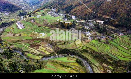 (181120) -- NINGQIANG, 20. Nov. 2018 -- Luftaufnahme vom 19. Nov. 2018 zeigt die Landschaft von Terrassenfeldern im Dorf Shibazi im Ningqiang County, Provinz Shaanxi im Nordwesten Chinas, 19. Nov. 2018. ) (Ry) CHINA-SHAANXI-NINGQIANG-RURAL SCENERY (CN) TaoxMing PUBLICATIONxNOTxINxCHN Stockfoto