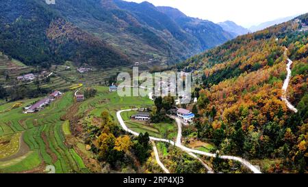 (181120) -- NINGQIANG, 20. Nov. 2018 -- Luftaufnahme vom 19. Nov. 2018 zeigt die ländliche Landschaft im Dorf Shibazi im Ningqiang County, Provinz Shaanxi im Nordwesten Chinas, 19. Nov. 2018. ) (Ry) CHINA-SHAANXI-NINGQIANG-RURAL SCENERY (CN) TaoxMing PUBLICATIONxNOTxINxCHN Stockfoto