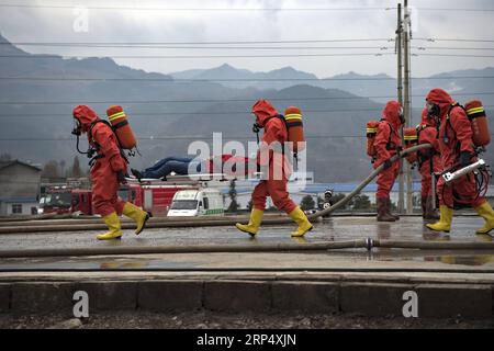 (181120) -- NINGQIANG, 20. November 2018 -- Rettungskräfte nehmen an einer Notfallübung Teil, bei der der Unfall beim Transport gefährlicher Chemikalien im Ningqiang County der Stadt Hanzhong, Provinz Shaanxi im Nordwesten Chinas, 20. November 2018 simuliert wird. Die Übung wurde durchgeführt, um die Fähigkeiten zur Reaktion auf den Notfall zu verbessern. )(wsw) CHINA-SHAANXI-HAZARDOUS CHEMICALS-EXERCISE (CN) TaoxMing PUBLICATIONxNOTxINxCHN Stockfoto