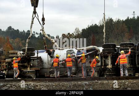 (181120) -- NINGQIANG, 20. November 2018 -- Rettungskräfte nehmen an einer Notfallübung Teil, bei der der Unfall beim Transport gefährlicher Chemikalien im Ningqiang County der Stadt Hanzhong, Provinz Shaanxi im Nordwesten Chinas, 20. November 2018 simuliert wird. Die Übung wurde durchgeführt, um die Fähigkeiten zur Reaktion auf den Notfall zu verbessern. )(wsw) CHINA-SHAANXI-HAZARDOUS CHEMICALS-EXERCISE (CN) TaoxMing PUBLICATIONxNOTxINxCHN Stockfoto