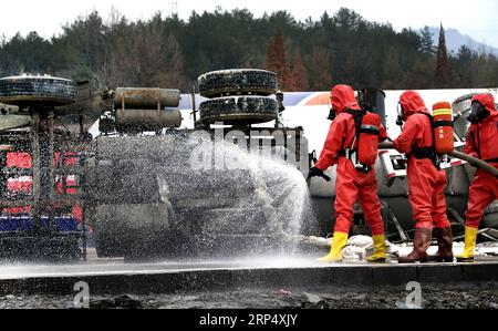 (181120) -- NINGQIANG, 20. November 2018 -- Rettungskräfte nehmen an einer Notfallübung Teil, bei der der Unfall beim Transport gefährlicher Chemikalien im Ningqiang County der Stadt Hanzhong, Provinz Shaanxi im Nordwesten Chinas, 20. November 2018 simuliert wird. Die Übung wurde durchgeführt, um die Fähigkeiten zur Reaktion auf den Notfall zu verbessern. )(wsw) CHINA-SHAANXI-HAZARDOUS CHEMICALS-EXERCISE (CN) TaoxMing PUBLICATIONxNOTxINxCHN Stockfoto