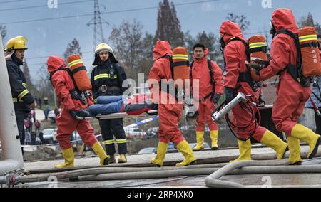 (181120) -- NINGQIANG, 20. November 2018 -- Rettungskräfte nehmen an einer Notfallübung Teil, bei der der Unfall beim Transport gefährlicher Chemikalien im Ningqiang County der Stadt Hanzhong, Provinz Shaanxi im Nordwesten Chinas, 20. November 2018 simuliert wird. Die Übung wurde durchgeführt, um die Fähigkeiten zur Reaktion auf den Notfall zu verbessern. )(wsw) CHINA-SHAANXI-HAZARDOUS CHEMICALS-EXERCISE (CN) TaoxMing PUBLICATIONxNOTxINxCHN Stockfoto