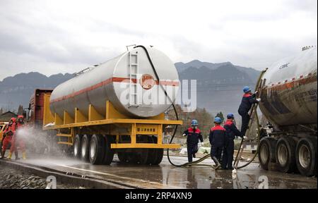 (181120) -- NINGQIANG, 20. November 2018 -- Rettungskräfte nehmen an einer Notfallübung Teil, bei der der Unfall beim Transport gefährlicher Chemikalien im Ningqiang County der Stadt Hanzhong, Provinz Shaanxi im Nordwesten Chinas, 20. November 2018 simuliert wird. Die Übung wurde durchgeführt, um die Fähigkeiten zur Reaktion auf den Notfall zu verbessern. )(wsw) CHINA-SHAANXI-HAZARDOUS CHEMICALS-EXERCISE (CN) TaoxMing PUBLICATIONxNOTxINxCHN Stockfoto