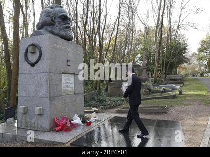 (181119) -- LONDON, 19. November 2018 -- Charge d Affaires Zhu Qin von der chinesischen Botschaft in Großbritannien, würdigt bei einer Veranstaltung zum 200. Geburtstag von Karl Marx vor dem Grab von Marx auf dem Highgate Friedhof im Nordwesten Londons, Großbritannien, am 19. November 2018. Die chinesische Botschaft schenkte der Marx Memorial Library eine Reihe von Büchern über das zeitgenössische China und die Kommunistische Partei Chinas. GROSSBRITANNIEN-LONDON-KARL MARX-GEDENKEN HanxYan PUBLICATIONxNOTxINxCHN Stockfoto