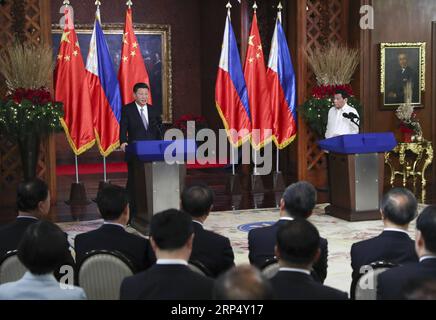 (181120) -- MANILA, 20. November 2018 -- der chinesische Präsident Xi Jinping und sein philippinischer Amtskollege Rodrigo Duterte nehmen nach ihren Gesprächen am 20. November 2018 in Manila, den Philippinen, an einer gemeinsamen Pressekonferenz Teil. )(mcg) PHILIPPINEN-CHINA-XI JINPING-DUTERTE-GESPRÄCHE XiexHuanchi PUBLICATIONxNOTxINxCHN Stockfoto