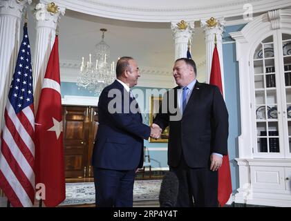 (181120) -- WASHINGTON, 20. Nov. 2018 -- US-Außenminister Mike Pompeo (R) schüttelt die Hände mit dem türkischen Außenminister Mevlut Cavusoglu während ihres Treffens im US-Außenministerium in Washington D.C., den Vereinigten Staaten, am 20. Nov. 2018. )? U.S.-WASHINGTON D.C.-SECRETARY OF STATE-TURKEY-FM-MEETING LIUXJIE PUBLICATIONXNOTXINXCHN Stockfoto