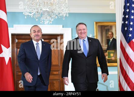 (181120) -- WASHINGTON, 20. November 2018 -- US-Außenminister Mike Pompeo (R) trifft sich am 20. November 2018 mit dem türkischen Außenminister Mevlut Cavusoglu im US-Außenministerium in Washington D.C., den Vereinigten Staaten. )? U.S.-WASHINGTON D.C.-SECRETARY OF STATE-TURKEY-FM-MEETING LIUXJIE PUBLICATIONXNOTXINXCHN Stockfoto