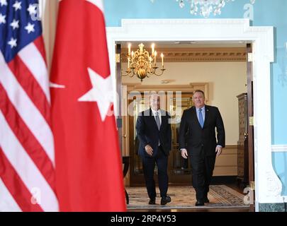 (181120) -- WASHINGTON, 20. November 2018 -- US-Außenminister Mike Pompeo (R) trifft sich am 20. November 2018 mit dem türkischen Außenminister Mevlut Cavusoglu im US-Außenministerium in Washington D.C., den Vereinigten Staaten. )? U.S.-WASHINGTON D.C.-SECRETARY OF STATE-TURKEY-FM-MEETING LIUXJIE PUBLICATIONXNOTXINXCHN Stockfoto