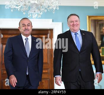 (181120) -- WASHINGTON, 20. November 2018 -- US-Außenminister Mike Pompeo (R) trifft sich am 20. November 2018 mit dem türkischen Außenminister Mevlut Cavusoglu im US-Außenministerium in Washington D.C., den Vereinigten Staaten. )? U.S.-WASHINGTON D.C.-SECRETARY OF STATE-TURKEY-FM-MEETING LIUXJIE PUBLICATIONXNOTXINXCHN Stockfoto