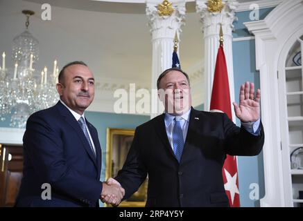 (181120) -- WASHINGTON, 20. Nov. 2018 -- US-Außenminister Mike Pompeo (R) schüttelt die Hände mit dem türkischen Außenminister Mevlut Cavusoglu während ihres Treffens im US-Außenministerium in Washington D.C., den Vereinigten Staaten, am 20. Nov. 2018. )? U.S.-WASHINGTON D.C.-SECRETARY OF STATE-TURKEY-FM-MEETING LIUXJIE PUBLICATIONXNOTXINXCHN Stockfoto