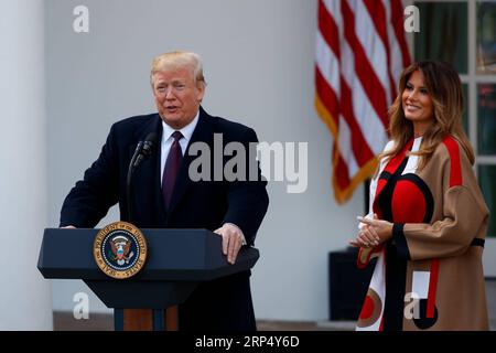 (181120) -- WASHINGTON, 20. November 2018 -- US-Präsident Donald Trump (L) spricht während der National Thanksgiving Turkey Pardoning Ceremony im Rose Garden des Weißen Hauses in Washington D.C., USA, am 20. November 2018. ) U.S.-WASHINGTON D.C.-TRUMP-THANKSGIVING TÜRKEI BEGNADUNGSZEREMONIE TINGXSHEN PUBLICATIONXNOTXINXCHN Stockfoto