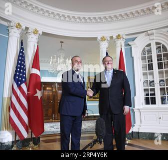 (181120) -- WASHINGTON, 20. Nov. 2018 -- US-Außenminister Mike Pompeo (R) schüttelt die Hände mit dem türkischen Außenminister Mevlut Cavusoglu während ihres Treffens im US-Außenministerium in Washington D.C., den Vereinigten Staaten, am 20. Nov. 2018. )? U.S.-WASHINGTON D.C.-SECRETARY OF STATE-TURKEY-FM-MEETING LIUXJIE PUBLICATIONXNOTXINXCHN Stockfoto