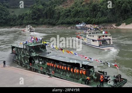 (181121) -- PEKING, 21. November 2018 (Xinhua) -- Patrouillenboote mit Polizeibeamten aus China, Laos, Myanmar und Thailand verlassen den Hafen Guanlei in der autonomen Präfektur Dai Xishuangbanna, Provinz Yunnan im Südwesten Chinas, als am 10. Dezember 2011 eine gemeinsame Patrouille entlang des Mekong beginnt. Die 76. Gemeinsame Patrouille des Mekong-Flusses unter der Führung von China, Laos, Myanmar und Thailand begann am 20. November 2018 vom Hafen Guanlei in der autonomen Präfektur Xishuangbanna Dai in der Provinz Yunnan im Südwesten Chinas. Nach Angaben des Grenzpolizeibüros Yunnan wird die gemeinsame Patrouille fünf Tage dauern und eine Reichweite von über 500 000 abdecken Stockfoto