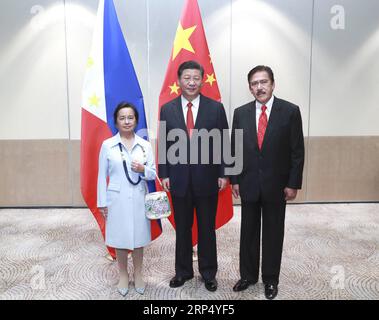 (181121) -- MANILA, 21. November 2018 -- der chinesische Präsident Xi Jinping (C) trifft sich am 21. November 2018 in Manila auf den Philippinen mit der Präsidentin des Repräsentantenhauses Gloria Macapagal Arroyo (L) und dem Präsidenten des Senats Vicente Sotto III.) (wyo) PHILIPPINEN-CHINA-XI JINPING-MEETING PangxXinglei PUBLICATIONxNOTxINxCHN Stockfoto