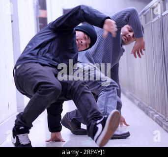 (181121) -- PEKING, 21. Nov. 2018 -- Aktenfoto vom 11. März 2011 zeigt Abdul Mubeen (Back) beim Tanzen mit Wang Yang, einem Mitglied des Hip-Hop-Teams D-FREEZE in Nantong, der ostchinesischen Provinz Jiangsu. Seit 1978, als China seine Reform- und Öffnungspolitik begann, wurde eine Tür nach außen geöffnet. Zusammen mit den importierten Waren rutschten die Modeideen unweigerlich nach China, und seitdem begann das Land, das ein wenig an modischer Vielfalt mangelte, seine Reise, um der Mode nachzugehen. In den letzten vier Jahrzehnten hat der Durst nach Schönheit die Chinesen zu pur getrieben Stockfoto