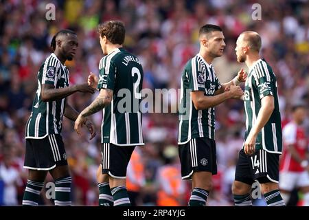 Aaron Wan-Bissaka von Manchester United (links), Victor Lindelof, Diogo Dalot und Christian Eriksen (rechts) vor dem Auftakt im Spiel der Premier League im Emirates Stadium in London. Bilddatum: Sonntag, 3. September 2023. Stockfoto