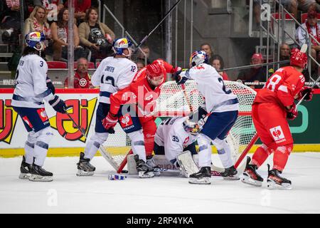 Trinec, Tschechische Republik. September 2023. L-R Dominik Bittner (München), Ben Smith (München), Daniel Kurovsky (Trinec), Mathias Niederberger (München), Andrew MacWilliam (München), Jakob Weber (München) und Viliam Cacho (Trinec) in der Champions Hockey League, Runde 2, treffen HC Ocelari Trinec gegen EHC Red Bull Munchen (München) am 3. September 2023 in Trinec, Tschechische Republik. Quelle: Vladimir Prycek/CTK Photo/Alamy Live News Stockfoto