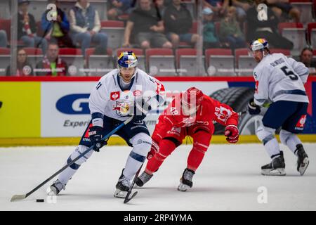 Trinec, Tschechische Republik. September 2023. L-R Markus Eisenschmid (München), Viliam Cacho (Trinec) und Adam Almquist (München) in der Champions Hockey League, Runde 2, treffen HC Ocelari Trinec gegen EHC Red Bull Munchen (München) am 3. September 2023 in Trinec, Tschechische Republik. Quelle: Vladimir Prycek/CTK Photo/Alamy Live News Stockfoto