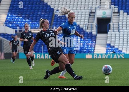 Birmingham, Großbritannien. September 2023. Birmingham, England, 3. September 2023: Lily Agg (12 Birmingham) verliert den Besitz während des Fußballspiels der FA Womens Championship zwischen Birmingham City und Crystal Palace in St Andrews in Birmingham, England (Natalie Mincher/SPP) Credit: SPP Sport Press Photo. Alamy Live News Stockfoto