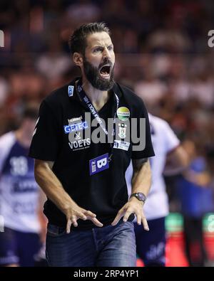 Magdeburg, Deutschland. September 2023. Handball: Bundesliga, SC Magdeburg - SG Flensburg-Handewitt, Spieltag 2, GETEC Arena. Magdeburg Coach Bennet Wiegert reagiert. Quelle: Ronny Hartmann/dpa/Alamy Live News Stockfoto