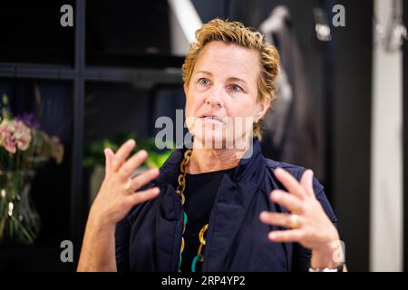 München, Deutschland. September 2023. Britta Seeger, Vertriebsvorstand der Mercedes-Benz Group AG, spricht im Rahmen eines Interviewtermins auf der Mercedes-Benz Cube im Rahmen der IAA 2023. Quelle: Matthias Balk/dpa/Alamy Live News Stockfoto