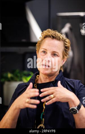 München, Deutschland. September 2023. Britta Seeger, Vertriebsvorstand der Mercedes-Benz Group AG, spricht im Rahmen eines Interviewtermins auf der Mercedes-Benz Cube im Rahmen der IAA 2023. Quelle: Matthias Balk/dpa/Alamy Live News Stockfoto