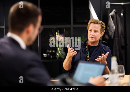 München, Deutschland. September 2023. Britta Seeger, Vertriebsvorstand der Mercedes-Benz Group AG, spricht im Rahmen eines Interviewtermins auf der Mercedes-Benz Cube im Rahmen der IAA 2023. Quelle: Matthias Balk/dpa/Alamy Live News Stockfoto