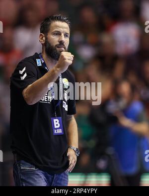 Magdeburg, Deutschland. September 2023. Handball: Bundesliga, SC Magdeburg - SG Flensburg-Handewitt, Spieltag 2, GETEC Arena. Magdeburger Coach Bennet Wiegert ballt seine Faust in Jubelstimmung. Quelle: Ronny Hartmann/dpa/Alamy Live News Stockfoto