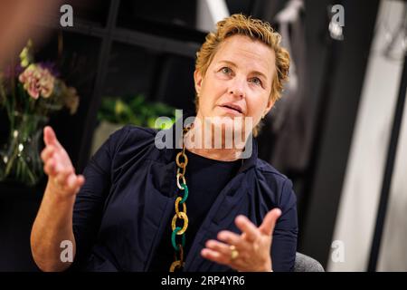 München, Deutschland. September 2023. Britta Seeger, Vertriebsvorstand der Mercedes-Benz Group AG, spricht im Rahmen eines Interviewtermins auf der Mercedes-Benz Cube im Rahmen der IAA 2023. Quelle: Matthias Balk/dpa/Alamy Live News Stockfoto