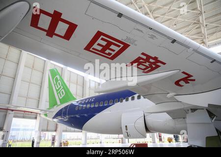 (181122) -- PEKING, 22. November 2018 (Xinhua) -- Foto vom 27. März 2018 zeigt den zweiten Prototyp des chinesischen Großpassagierjets C919 in einem Hangar der Commercial Aircraft Corporation of China (COMAC) in Shanghai, Ostchina. Tochtergesellschaften der Aviation Industry Corporation of China (AVIC) und Commercial Aircraft Corporation of China Ltd (COMAC) haben ein gemeinsames Entwicklungszentrum eingerichtet, um Nasen für in China entwickelte Verkehrsflugzeuge zu entwickeln, sagte AVIC am 21. November 2018. Gemäß der Kooperationsvereinbarung AVIC Chengdu Aircraft Corporation Commercial Aircraft Co., Ltd und COMAC Shanghai Aircraft Stockfoto