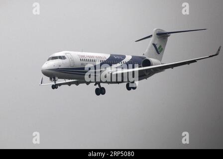 (181122) -- PEKING, 22. November 2018 -- am 15. Juli 2009 erreicht ein Jumbo-Jet-Feeder-Linienflugzeug ARJ 21-700 101 sein Ziel auf der Yanliang-Basis des China Trial Flight Research Institute in Xi an, der nordwestchinesischen Provinz Shaanxi, nach einem über 2-stündigen Probeflug über 1.300 km von Shanghai. Tochtergesellschaften der Aviation Industry Corporation of China (AVIC) und Commercial Aircraft Corporation of China Ltd (COMAC) haben ein gemeinsames Entwicklungszentrum eingerichtet, um Nasen für in China entwickelte Verkehrsflugzeuge zu entwickeln, sagte AVIC am 21. November 2018. Gemäß dem Kooperationsabkommen AVIC Chengdu Aircra Stockfoto