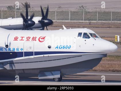 (181122) -- PEKING, 22. November 2018 (Xinhua) -- Chinas erstes großgewachsenes Amphibienflugzeug AG600 landet nach seinem Erstflug in Zhuhai, Provinz Guangdong, am 24. Dezember 2017. Tochtergesellschaften der Aviation Industry Corporation of China (AVIC) und Commercial Aircraft Corporation of China Ltd (COMAC) haben ein gemeinsames Entwicklungszentrum eingerichtet, um Nasen für in China entwickelte Verkehrsflugzeuge zu entwickeln, sagte AVIC am 21. November 2018. Gemäß der Kooperationsvereinbarung AVIC Chengdu Aircraft Corporation Commercial Aircraft Co., Ltd und COMAC Shanghai Aircraft Design and Research I Stockfoto