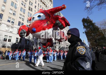 (181122) -- NEW YORK, 22. November 2018 -- Ein Polizist steht während der 2018 Macy s Thanksgiving Day Parade in New York, USA, am 22. November 2018 wachsam. Trotz eisiger Kälte und starker Winde säumten Millionen von Menschen aus New York und der ganzen Welt die Straßen Manhattans, um bei der 92. Jährlichen Macy s Thanksgiving Day Parade am Donnerstag die blendende Ausstellung von Ballons und Schwimmern zu beobachten. ) U.S.-NEW YORK-THANKSGIVING DAY PARADE LIXMUZI PUBLICATIONXNOTXINXCHN Stockfoto